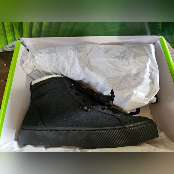 Cariuma OCA High Therma All Black Suede Boots Size 5M/6.5W NIB - Picture 2 of 9